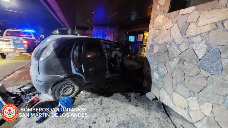Madrugada trágica: Una joven falleció y otro se encuentra en grave estado luego de chocar contra una pared