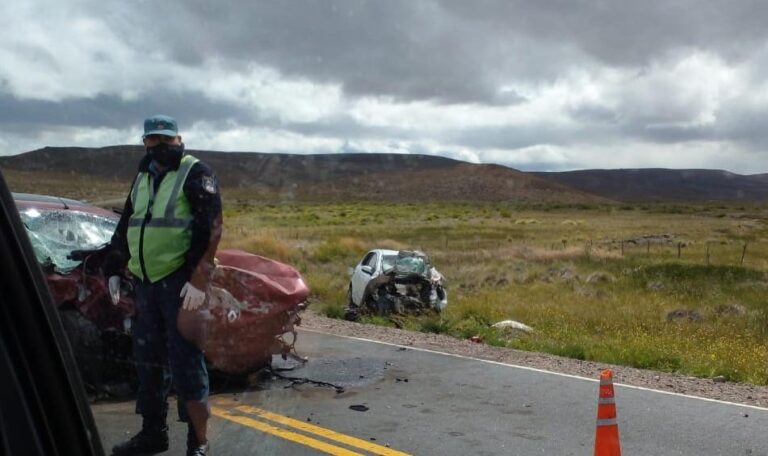 Murió una familia en un choque frontal sobre la Ruta 237