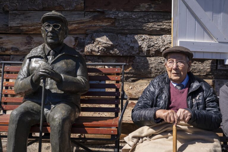 Américo Astete, pionero de Chapelco, inauguró la escultura con su imagen y visitó el histórico Refugio Graeff
