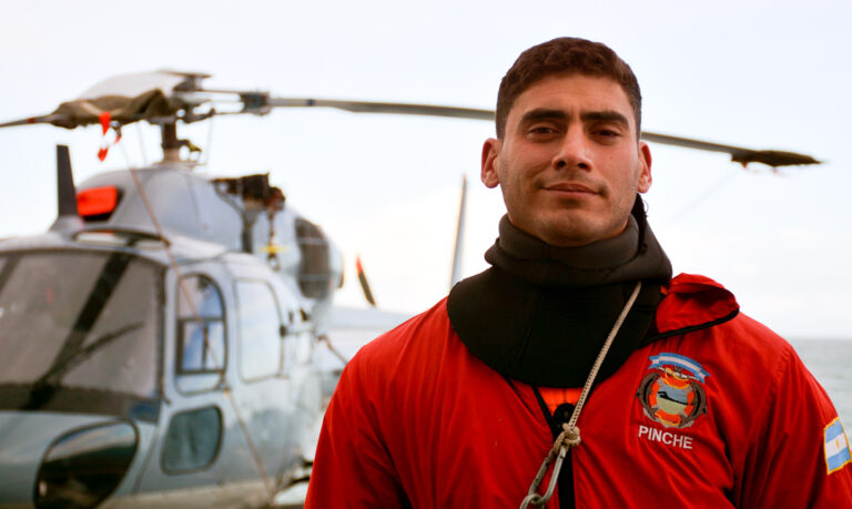 Es neuquino, marino operador y nadador de rescate en la Armada Argentina. Conocélo!
