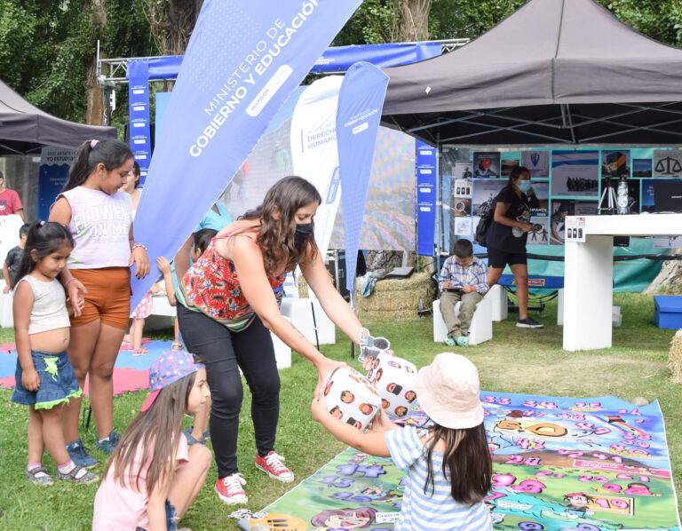 La subsecretaría de derechos humanos presentó la app del juego “conociendo mis derechos” en la 79 expo rural del Neuquén
