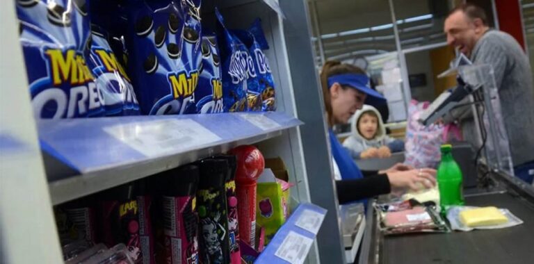 Se reglamentó la prohibición de exhibir alimentos ultraprocesados en líneas de cajas
