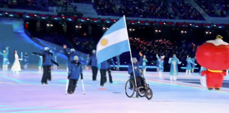 Enrique Plantey fue el abanderado de la delegación paralímpica que viajó a Beijing