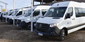 Gutiérrez entregó 10 minibuses para escuelas del interior de la provincia