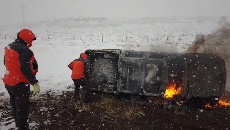 Rutas bajo nieve: una camioneta volcó y se prendió fuego