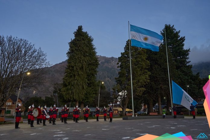 Todos los miércoles se realizará el izamiento y arrío de las banderas Nacional y Provincial junto a la Fanfarria El Hinojal