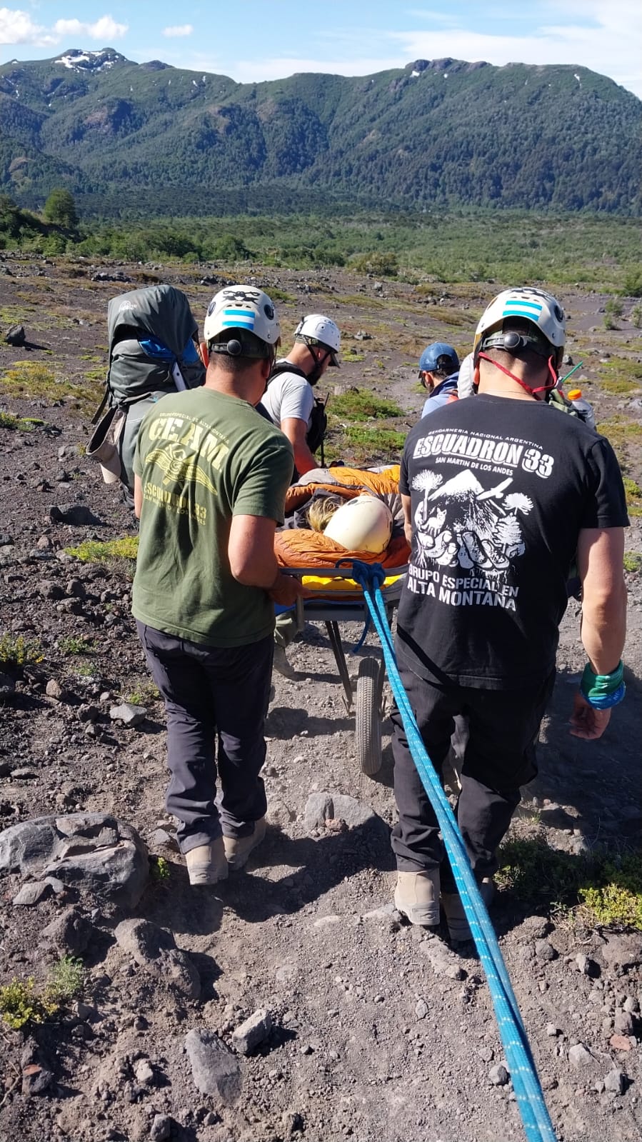 Rescatan a una mujer que se lesionó en el volcán Lanín
