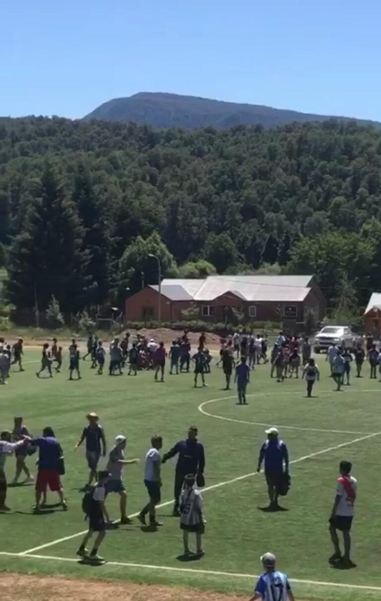 Violencia en el fútbol: la final del Club Lacar y el Arenal terminó en una batalla campal