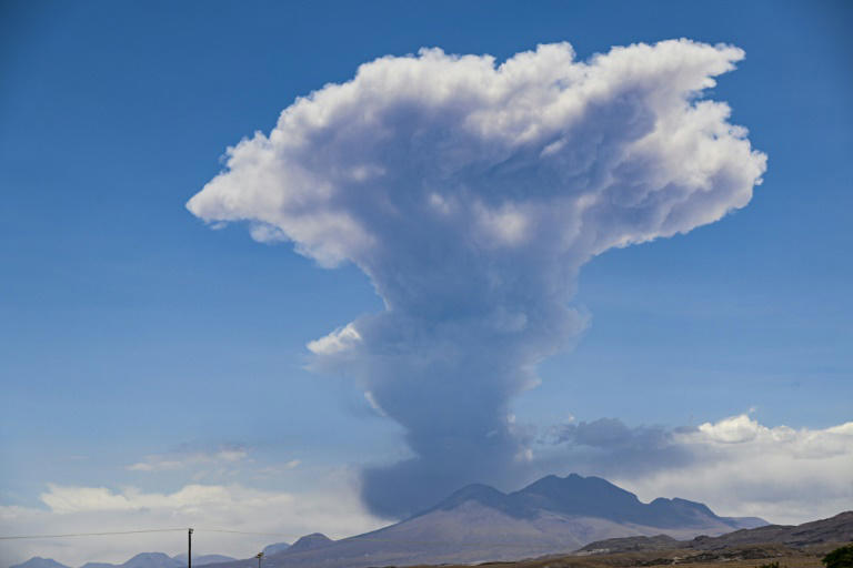 Chile: El volcán Lascar generó un sismo y una inmensa columna de humo