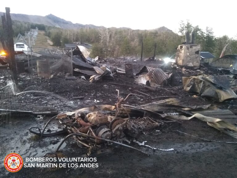 Incendio en Las Pendientes consumió en su totalidad un restaurante