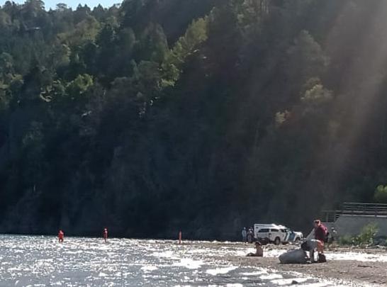 Encontraron un cuerpo en avanzado estado de descomposición en una playa del Lago Lacar thumbnail