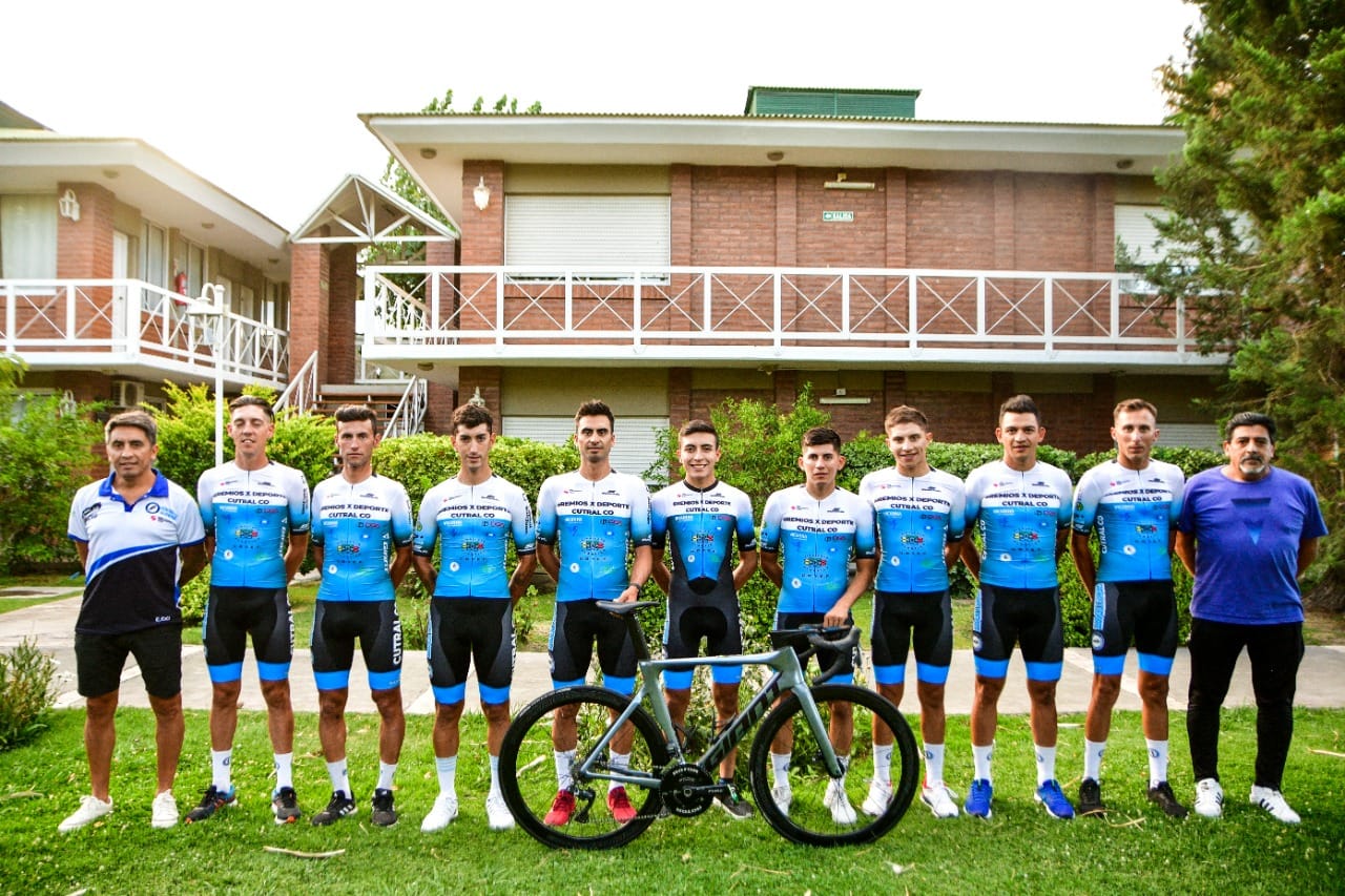 El equipo Gremios por el deporte-Cutral Có, con el ciclista local Maximiliano “Roly” Navarrete, preparados para la 39° edición de la vuelta a San Juan
