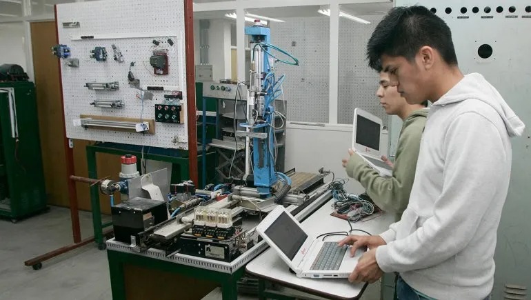Pechen quiere modernizar las escuelas técnicas