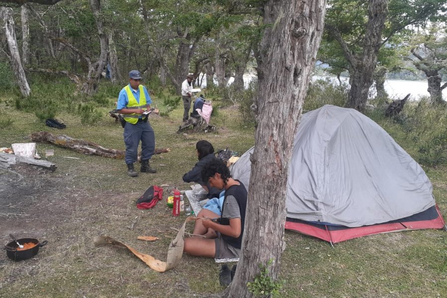 Turistas fueron multados por acampar y vandalizar una zona prohibida thumbnail