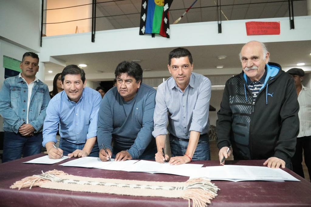Koopmann firmó convenios con comunidades mapuches para la autoconstrucción de viviendas y de un parador turístico