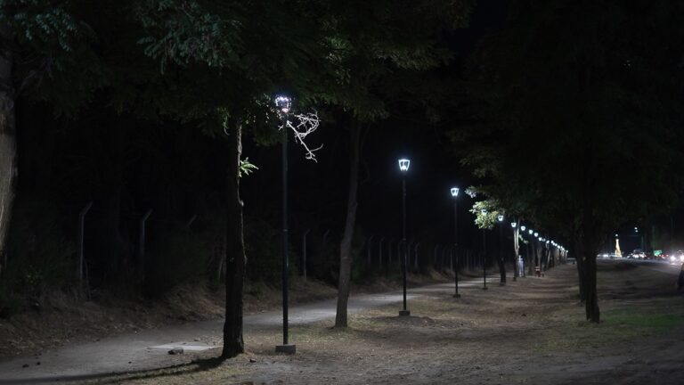 Nuevas luminarias en la senda entre las rotondas del Arenal y el Regimiento