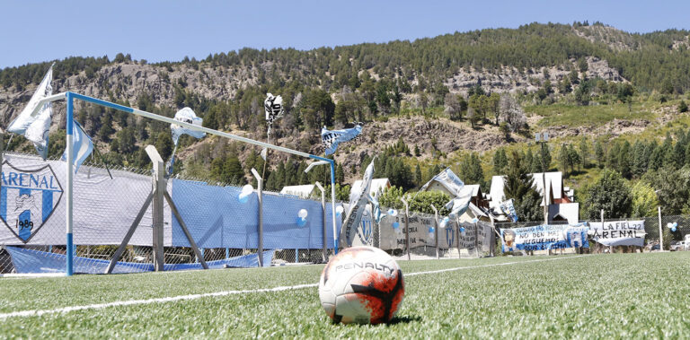 El tradicional barrio el Arenal finalmente tiene ya su cancha de césped sintético