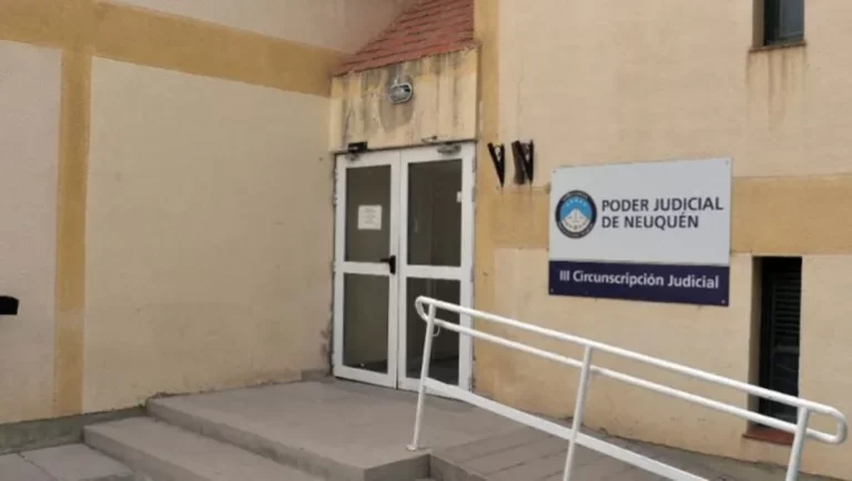 Conmoción en Zapala: un chico murió electrocutado al querer sacar su pelota de la casa de un vecino