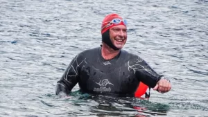 Nadó más de 11 horas en aguas frías para festejar su jubilación