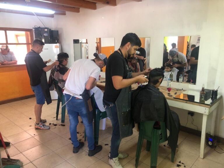 Casi un centenar de chicos y chicas recibieron cortes de pelo gratuitos antes de su vuelta a clases