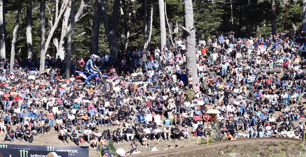 Con un importante marco de público, el Mundial de Motocross ya se vive en Villa La Angostura thumbnail