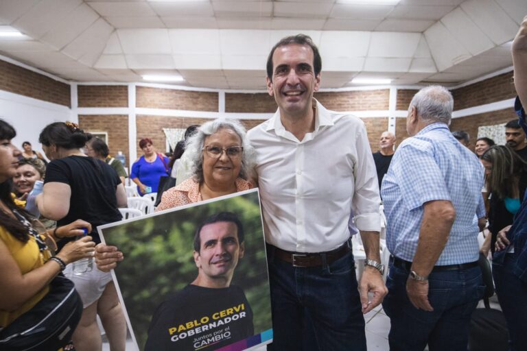 Cervi presentó al candidato en Centenario y dijo que “no vinimos a vivir del Estado”