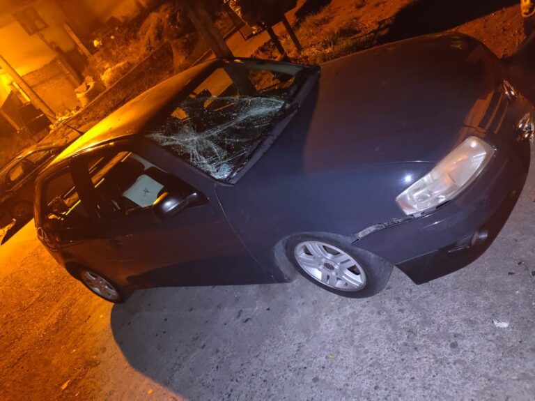 Una persona que salía de un bar, fue embestida por un conductor que se dio a la fuga