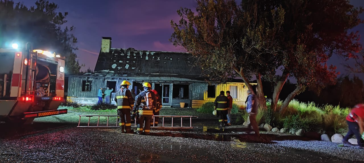 Un incendio en el barrio El Pegual consumió un quincho en su totalidad thumbnail