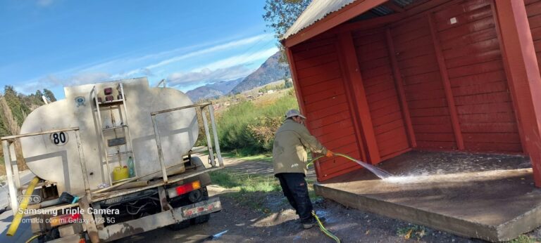Personal municipal realizó limpieza de garitas del servicio urbano de pasajeros