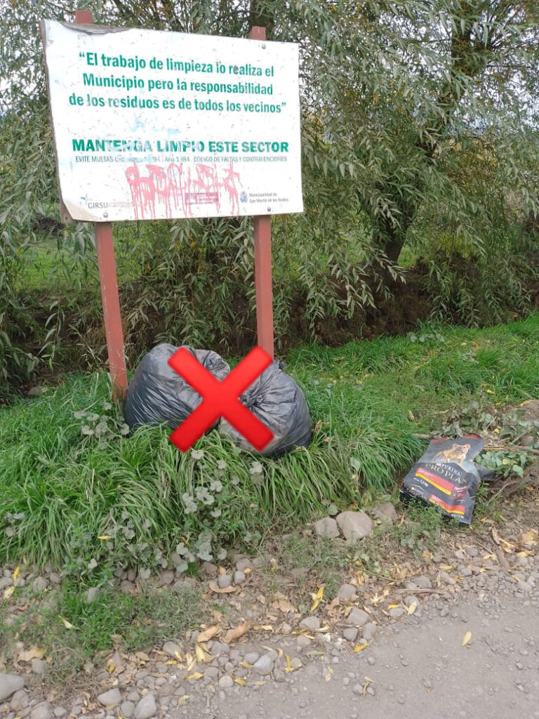 Se solicita no arrojar residuos ni restos de poda en cauces de agua ni acequias