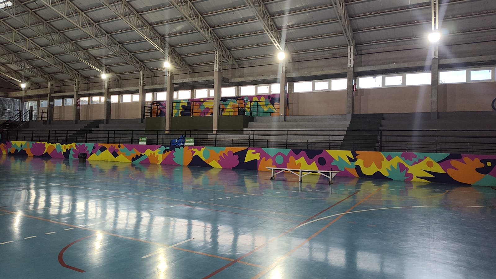 Intervención artística le dió color y vida al gimnasio Javier Carriqueo
