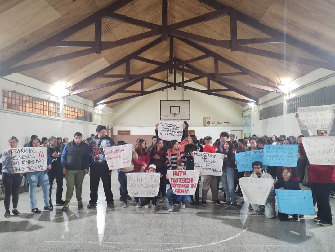 Alumnas y alumnos del CPEM 13 turno vespertino instan a las autoridades para que reabran el CDI