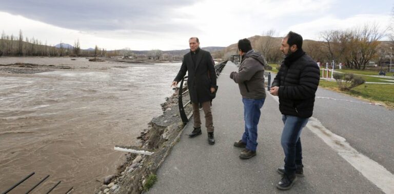 Luego del temporal: Gutiérrez también recorrió Chos Malal