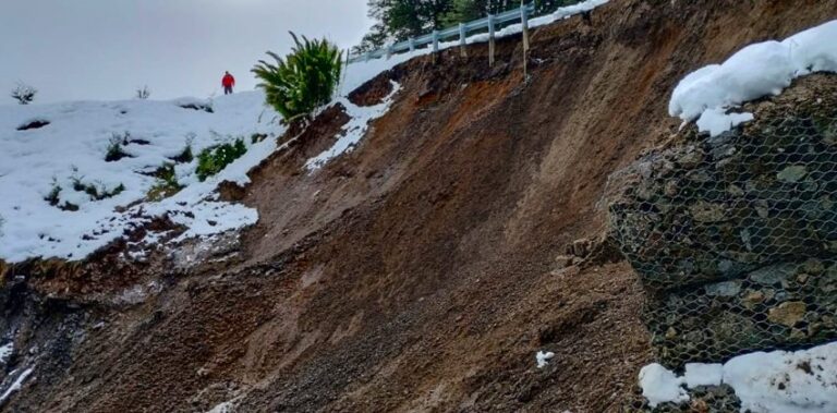Un derrumbe afecta la circulación en la Ruta de los Siete Lagos
