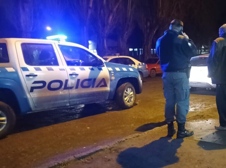 Una pareja robó en una distribuidora local pero fue atrapada por el dueño del negocio