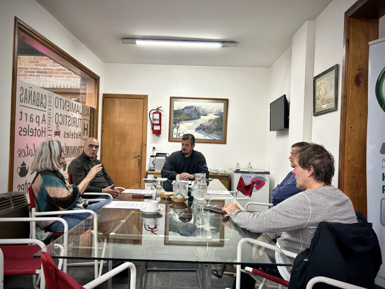 La AHGSMA recibió a concejales por el proyecto de tasa a los turistas por pernocte y la falta de implementación del registro de viviendas que se ofrecen para alquiler turístico