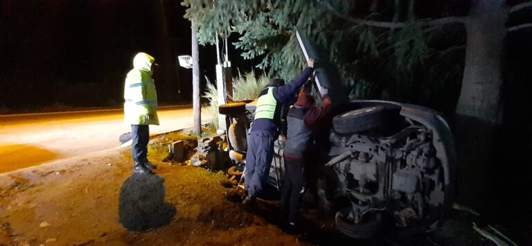 Intentó esquivar un bache, volcó y e impactó contra un cerco y nicho de gas
