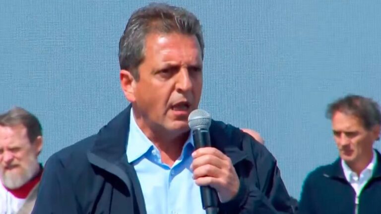Acto de Sergio Massa con trabajadores, estatales y petroleros en Plottier