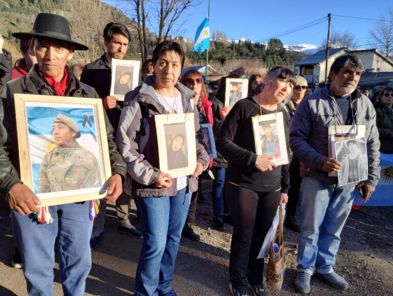 Familiares de los soldados fallecidos marcharon pidiendo destituciones y justicia