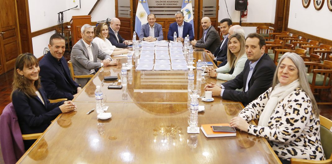 Nueva reunión de transición de gobierno entre Gutiérrez y Figueroa thumbnail