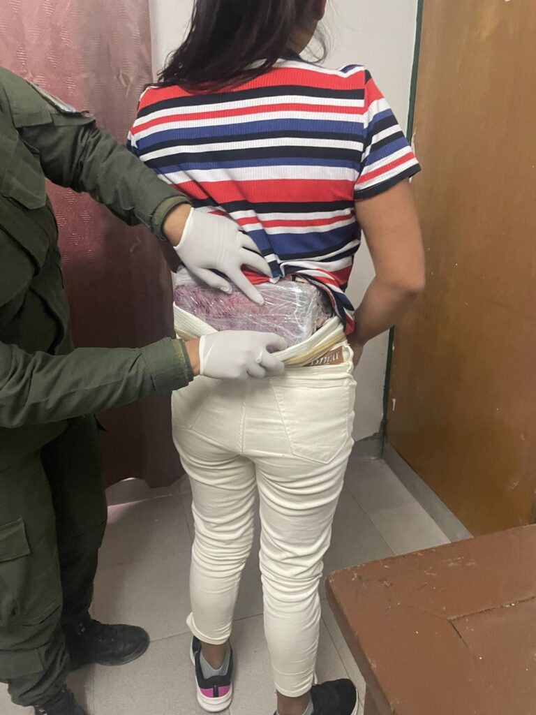 Viajaba hacia Neuquén con un paquete de cocaína pegado al cuerpo