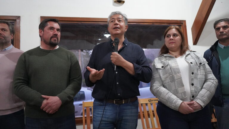 Rolando Figueroa brindó su apoyo a Javier Murer en Villa La Angostura y mantuvo reuniones con la vista puesta en la futura gestión
