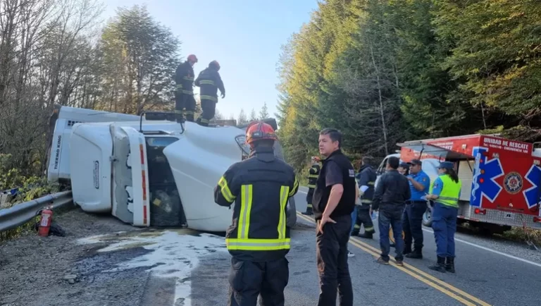 Villa La Angostura: volcó un camión que transportaba alimentos