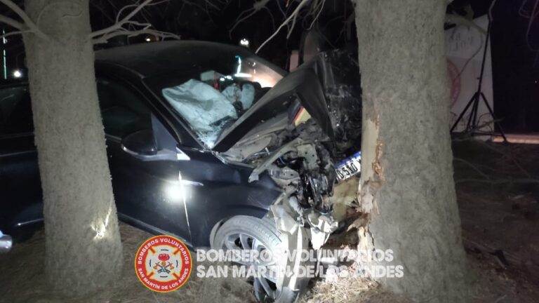 Un conductor perdió la vida al chocar de forma frontal contra un árbol en Chacra 30