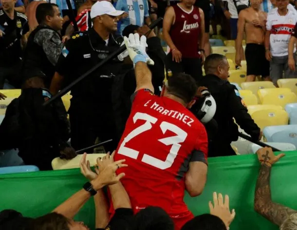 El Dibu Martínez defendió a los hinchas de la Selección Argentina de la represión policial
