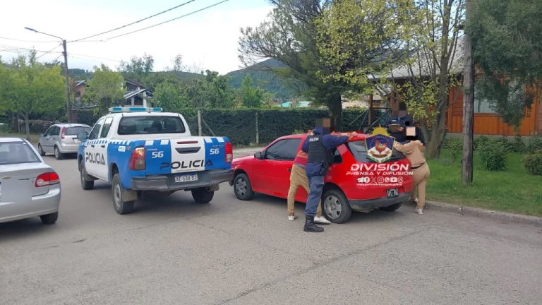 Demoraron a una pareja que circulaba en un auto robado y con drogas