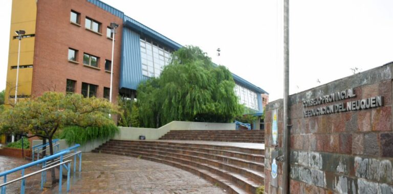 “Cobrarán el bono quienes estén en las aulas”