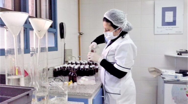 Presentaron el primer vademécum provincial de fórmulas magistrales