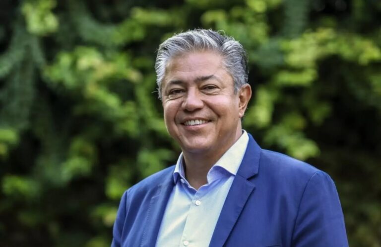 Asunción autoridades: Rolando caminará desde la Legislatura neuquina hacia casa de Gobierno para ser el gobernador de Neuquén