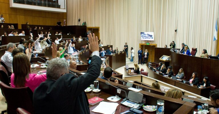 Prorrogan el período ordinario de sesiones en la Legislatura